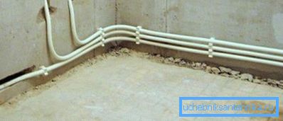 Photo d'un pipeline en métal et plastique du système de chauffage Photo d'un pipeline en métal et plastique du système de chauffage