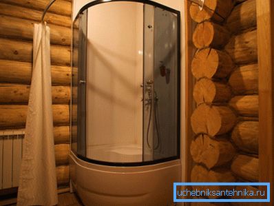 Photo d'une douche meublée dans un chalet Photo d'une douche meublée dans un chalet