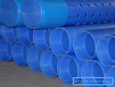 Photos de tuyaux en plastique et de colonnes filtrantes. Photos de tuyaux en plastique et de colonnes filtrantes.