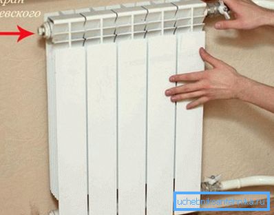 Photo d'un radiateur de chauffage avec une grue Mayevsky installée Photo d'un radiateur de chauffage avec une grue Mayevsky installée