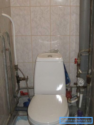 Câblage photo dans les toilettes. Câblage photo dans les toilettes.