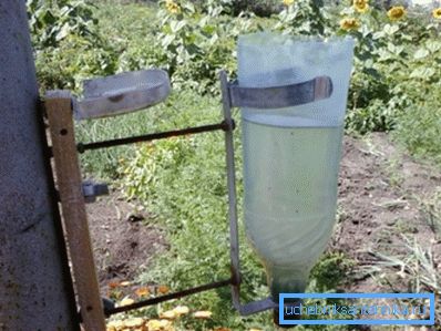 Photo lavabo dans le pays d'une bouteille en plastique. Photo lavabo dans le pays d'une bouteille en plastique.