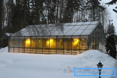 Photo d'une serre chauffée en hiver Photo d'une serre chauffée en hiver