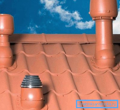 La photo sort des tuyaux de ventilation dans un chalet La photo sort des tuyaux de ventilation dans un chalet