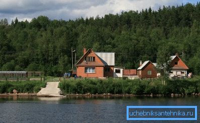 Photo d'un chalet au bord de la rivière Photo d'un chalet au bord de la rivière