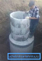 Photo de l'installation d'un puits de produits en béton, montrant le volume de ces éléments, à partir de laquelle vous pouvez vous faire une idée du poids Photo de l'installation d'un puits de produits en béton, montrant le volume de ces éléments, à partir de laquelle vous pouvez vous faire une idée du poids