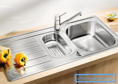 Lavage de surface fonctionnel avec deux cuvettes et une surface pour l'écoulement de l'eau. Lavage de surface fonctionnel avec deux cuvettes et une surface pour l'écoulement de l'eau.