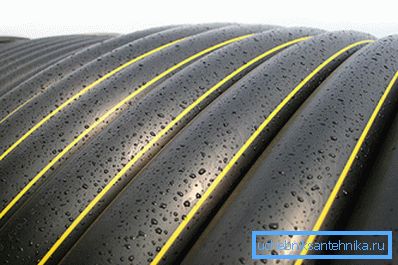 Le tuyau de polyéthylène à gaz est marqué d’une bande jaune longitudinale. Le tuyau de polyéthylène à gaz est marqué d’une bande jaune longitudinale.
