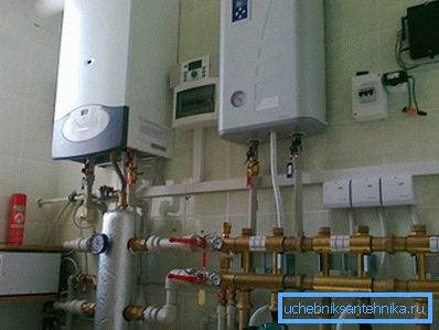 Chaudière à gaz Ariston peut faire partie d'un réseau de chauffage combiné avec une chaudière électrique d'appoint Chaudière à gaz Ariston peut faire partie d'un réseau de chauffage combiné avec une chaudière électrique d'appoint