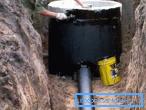 Scellement des puits d'égout avec du mastic de bitume Scellement des puits d'égout avec du mastic de bitume
