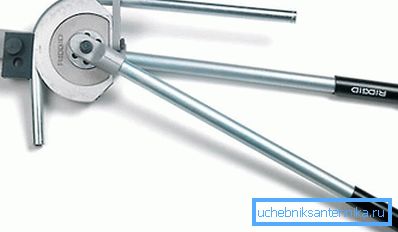 Le cintrage des tuyaux à paroi mince est effectué par un outil aussi simple Le cintrage des tuyaux à paroi mince est effectué par un outil aussi simple