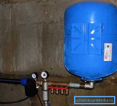L'accumulateur est fixé verticalement. L'accumulateur est fixé verticalement.