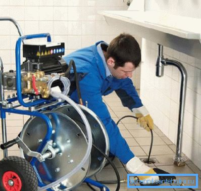 Le dispositif hydrodynamique pour le nettoyage des tuyaux d'égout Le dispositif hydrodynamique pour le nettoyage des tuyaux d'égout