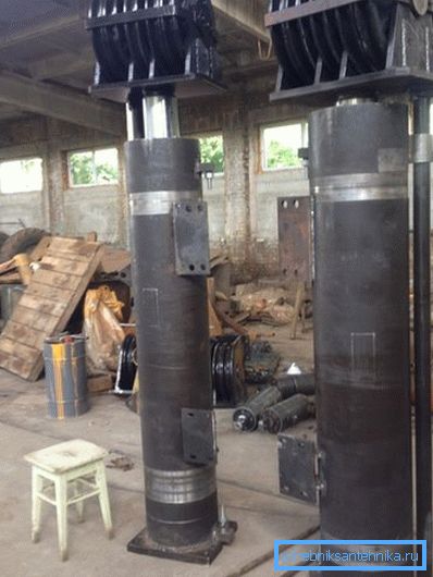 Marteau soulevant des cylindres hydrauliques pour machine d'empilement. La pression interne pendant le fonctionnement est dans des centaines d'atmosphères.