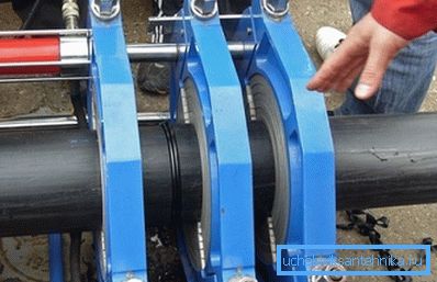 Les cylindres hydrauliques pressent les extrémités des tuyaux. Les cylindres hydrauliques pressent les extrémités des tuyaux.