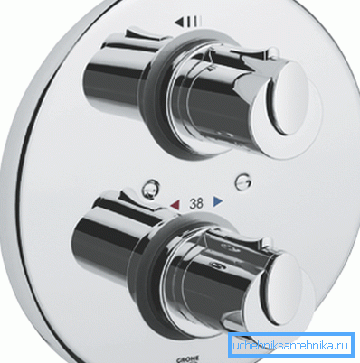 La douche hygiénique avec thermostat encastré vous permet de prérégler la température et la pression du liquide La douche hygiénique avec thermostat encastré vous permet de prérégler la température et la pression du liquide