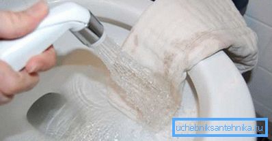 Une douche hygiénique dans les toilettes avec un mélangeur aide à maintenir la propreté des toilettes Une douche hygiénique dans les toilettes avec un mélangeur aide à maintenir la propreté des toilettes