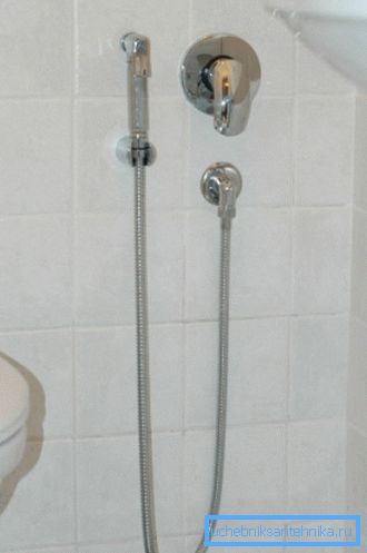 La douche hygiénique intégrée au mur ne prend pratiquement pas de place, ce qui est un avantage considérable en cas d'installation dans des espaces restreints de toilettes urbaines