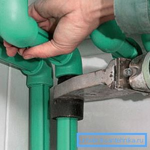 L'essentiel est de ne pas casser l'écrou, sinon le serrage de la connexion sera brisé L'essentiel est de ne pas casser l'écrou, sinon le serrage de la connexion sera brisé