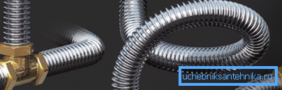 Acier inoxydable ondulé avec raccords en laiton. Acier inoxydable ondulé avec raccords en laiton.