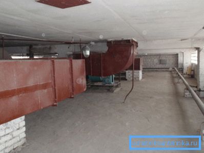 Conduits horizontaux dans le grenier de la maison