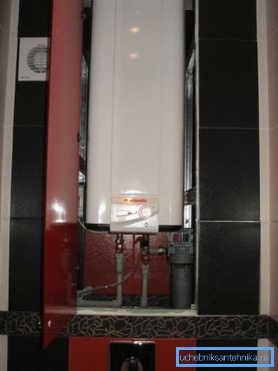 L'approvisionnement en eau chaude fournit une chaudière. L'approvisionnement en eau chaude fournit une chaudière.