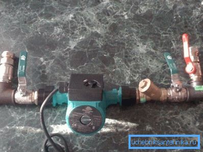 L'assemblage fini avec une pompe, un filtre et des vannes. L'assemblage fini avec une pompe, un filtre et des vannes.