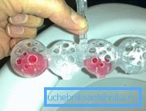 Des cubes de gélatine prêts à l'emploi peuvent être placés dans des boîtes en plastique provenant d'assainisseurs d'air disponibles dans le commerce. Des cubes de gélatine prêts à l'emploi peuvent être placés dans des boîtes en plastique provenant d'assainisseurs d'air disponibles dans le commerce.