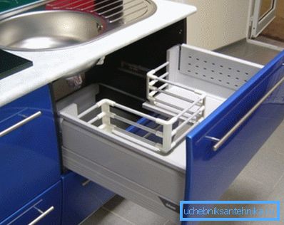 Une organisation compétente de l'espace sous l'évier augmente le confort et l'aspect pratique de l'utilisation de la cuisine. Une organisation compétente de l'espace sous l'évier augmente le confort et l'aspect pratique de l'utilisation de la cuisine.