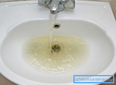 L'eau sale peut causer des taches sur l'évier. L'eau sale peut causer des taches sur l'évier.