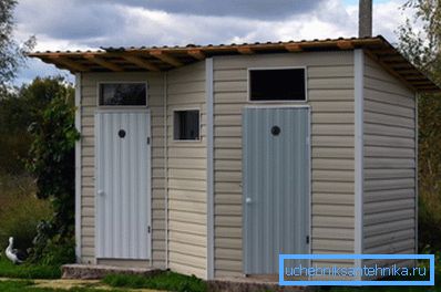 Cabine double caractéristique d'une salle de bains de campagne