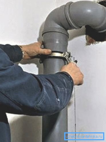 La pince fixe la prise, empêchant son déplacement sous son propre poids. La pince fixe la prise, empêchant son déplacement sous son propre poids.