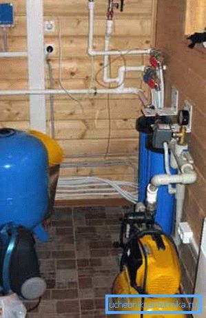 Et ne laissez pas la photo effrayer, mais le système d'approvisionnement en eau du puits nécessite l'utilisation d'une grande quantité d'équipement