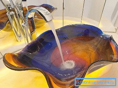 Le jeu de l'eau, du verre et de la lumière qui tombe sur eux est tout simplement incroyable. Le jeu de l'eau, du verre et de la lumière qui tombe sur eux est tout simplement incroyable.