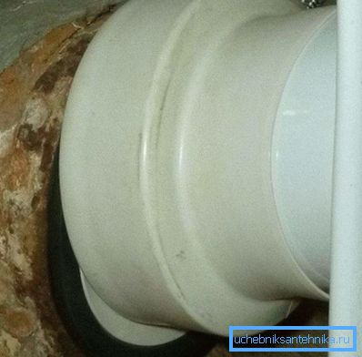 La fiabilité et l’étanchéité de la connexion dépendent du brassard qui relie la toilette à l’égout. La fiabilité et l’étanchéité de la connexion dépendent du brassard qui relie la toilette à l’égout.