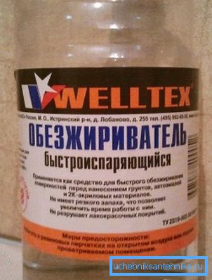 Il existe des formulations spéciales pour les surfaces acryliques. Il existe des formulations spéciales pour les surfaces acryliques.
