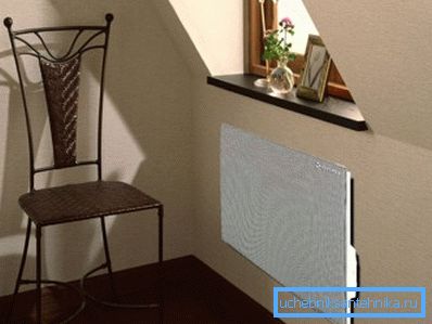 L'émetteur infrarouge domestique complète de manière organique l'intérieur de n'importe quelle pièce L'émetteur infrarouge domestique complète de manière organique l'intérieur de n'importe quelle pièce