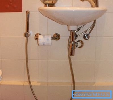 Parfois, le support pluie est mis sur du ruban adhésif double face, ce qui élimine le besoin de percer les murs. Parfois, le support pluie est mis sur du ruban adhésif double face, ce qui élimine le besoin de percer les murs.