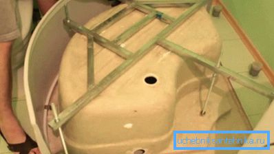 Parfois, la palette est endommagée par une fissure dans la cage de renforcement. Elle doit également être vérifiée, en particulier à la place des joints soudés. Parfois, la palette est endommagée par une fissure dans la cage de renforcement. Elle doit également être vérifiée, en particulier à la place des joints soudés.