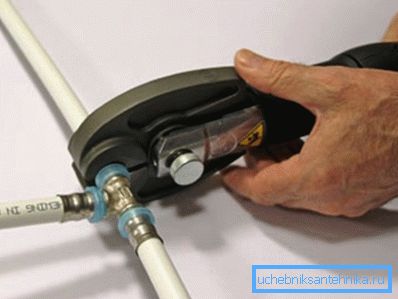 Outil de sertissage pour sertir les raccords à sertir. Outil de sertissage pour sertir les raccords à sertir.