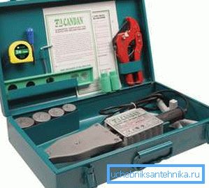 Outils pour l'assemblage de la plomberie en plastique. Outils pour l'assemblage de la plomberie en plastique.