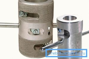 Outils pour dénuder les extrémités. Le plus souvent utilisé pour l'installation de l'approvisionnement en eau, mais utile dans les égouts Outils pour dénuder les extrémités. Le plus souvent utilisé pour l'installation de l'approvisionnement en eau, mais utile dans les égouts