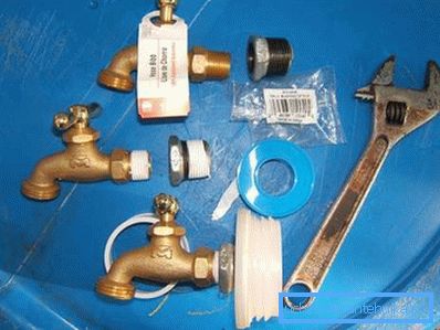 Outils et matériel pour la fabrication d'un tonneau avec une grue