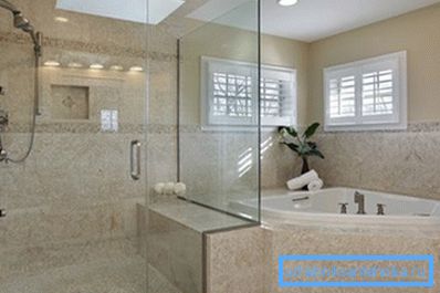 Design intéressant de la salle de bain et de la douche dans la même pièce
