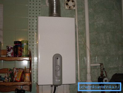 Sur la photo, on peut voir que les produits de la combustion sont évacués par un puits, tandis que la pièce est ventilée par un autre canal. Sur la photo, on peut voir que les produits de la combustion sont évacués par un puits, tandis que la pièce est ventilée par un autre canal.