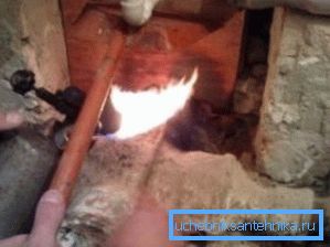 Utiliser une torche pour desserrer le joint Utiliser une torche pour desserrer le joint