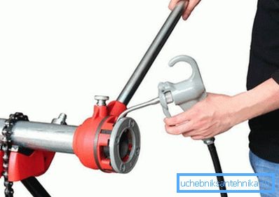 L'utilisation d'une filière à vis facilite grandement le travail. L'utilisation d'une filière à vis facilite grandement le travail.
