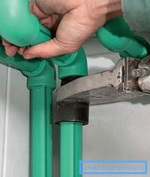 Utilisation d'un fer à souder pour monter des tuyaux en plastique Utilisation d'un fer à souder pour monter des tuyaux en plastique