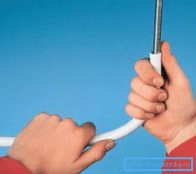 Utilisez des ressorts pour plier l'élément. Utilisez des ressorts pour plier l'élément.