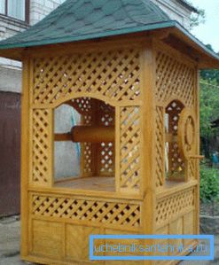 Des constructions entières ressemblant à des puits antiques sont en bois. Des constructions entières ressemblant à des puits antiques sont en bois.